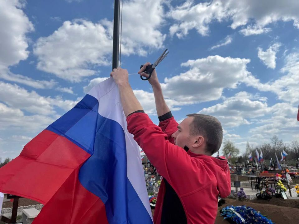 Алчевские единороссы благоустроили места воинских захоронений Алчевские единороссы благоустроили места воинских захоронений