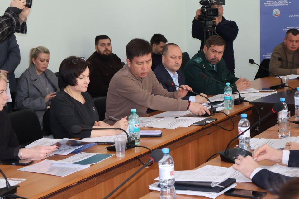 В Луганске проходит стратегическая сессия, посвященная перспективам развития опорных населенных пунктов нашего региона В Луганске проходит стратегическая сессия, посвященная перспективам развития опорных населенных пунктов нашего региона