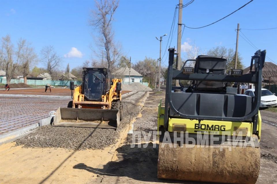 В Свердловске продолжается благоустройство футбольного поля в пер В Свердловске продолжается благоустройство футбольного поля в пер