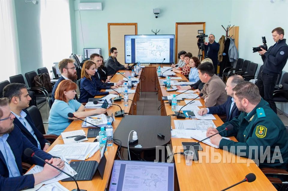 В Луганске обсудили перспективы развития опорных населенных пунктов ЛНР В Луганске обсудили перспективы развития опорных населенных пунктов ЛНР
