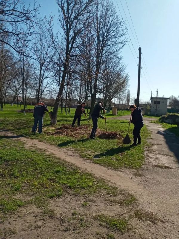 Коллектив Новоастраханского сельского дома культуры Кременского МО и местной библиотеки присоединился к Всероссийской неделе субботников под символичным названием "Мы за чистоту" Коллектив Новоастраханского сельского дома культуры Кременского МО и местной библиотеки присоединился к Всероссийской неделе субботников под символичным названием "Мы за чистоту"