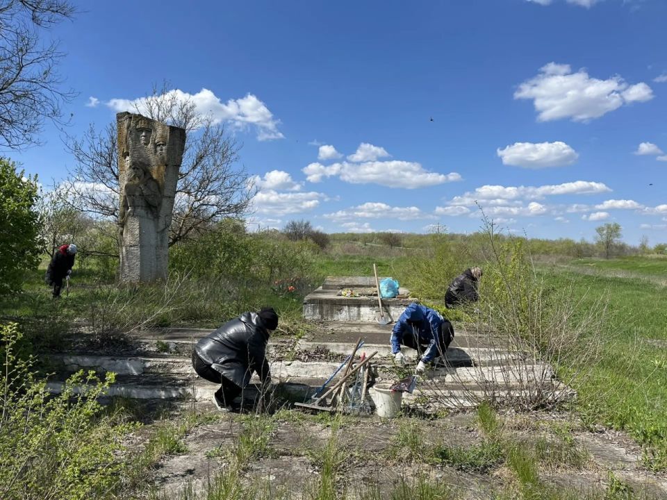 В селе Кружиловка провели субботник у памятного места В селе Кружиловка провели субботник у памятного места