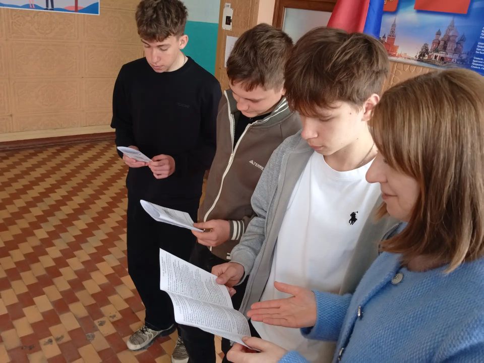 В Станично-Луганском муниципалитете прошла акция «Права и обязанности молодых избирателей» В Станично-Луганском муниципалитете прошла акция «Права и обязанности молодых избирателей»