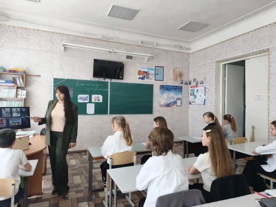 В луганской школе №4 прошла лекция «Просто о выборах» для будущих избирателей В луганской школе №4 прошла лекция «Просто о выборах» для будущих избирателей