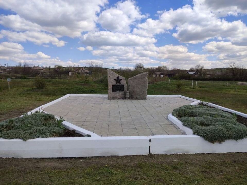 В рамках подготовки и проведения ежегодных мероприятий, приуроченных к празднованию Победы в Великой Отечественной войне 1941-1945 годов отделом по ОЖД пгт Городище, с. Малоивановка были организованы работы по текущему... В рамках подготовки и проведения ежегодных мероприятий, приуроченных к празднованию Победы в Великой Отечественной войне 1941-1945 годов отделом по ОЖД пгт Городище, с. Малоивановка были организованы работы по текущему...