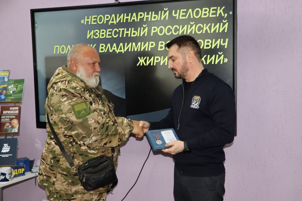 «Он был явлением эпохи»: в Стаханове почтили память Владимира Жириновского «Он был явлением эпохи»: в Стаханове почтили память Владимира Жириновского