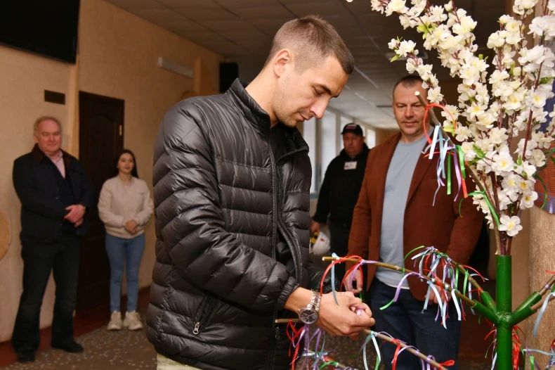 В Свердловской СШ №3 при участии представителей Красноярского края прошла акция «Дерево желаний» В Свердловской СШ №3 при участии представителей Красноярского края прошла акция «Дерево желаний»
