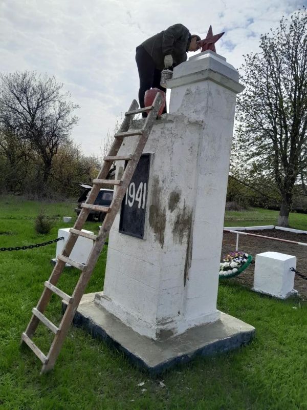 В селе Солидарное продолжается благоустройство территории: готовятся к празднованию Дня Победы В селе Солидарное продолжается благоустройство территории: готовятся к празднованию Дня Победы
