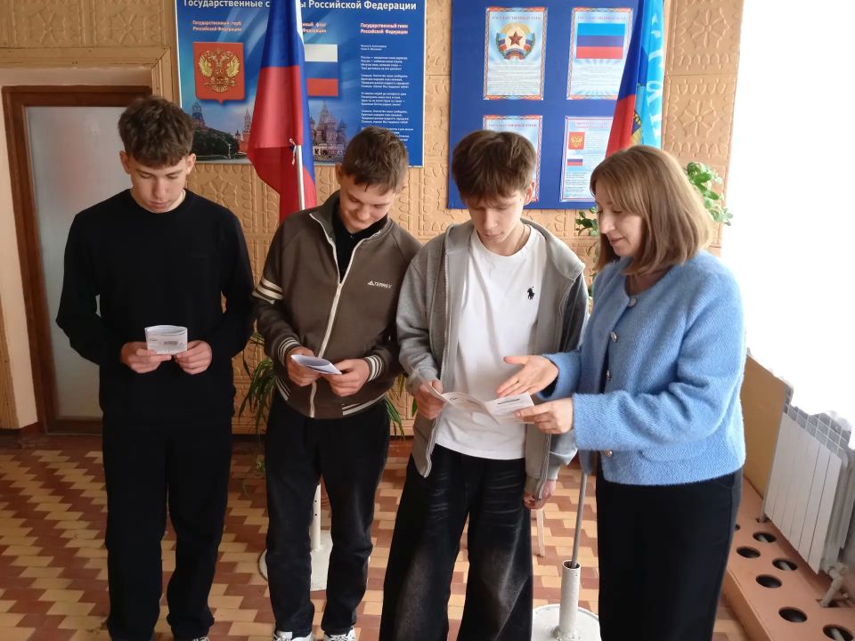 В Станично-Луганском муниципалитете прошла акция «Права и обязанности молодых избирателей» В Станично-Луганском муниципалитете прошла акция «Права и обязанности молодых избирателей»