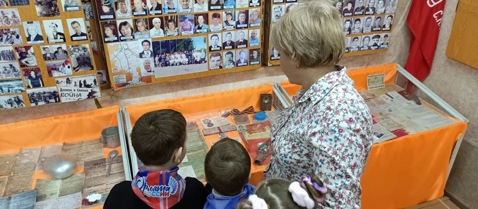 Сотрудники Дома культуры им. Ленина пгт Новодарьевка провели экскурсию в музей «Память» для воспитанников детского сада «Солнышко» Сотрудники Дома культуры им. Ленина пгт Новодарьевка провели экскурсию в музей «Память» для воспитанников детского сада «Солнышко»