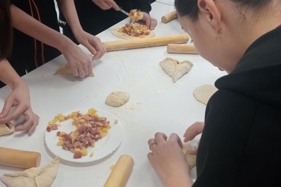 Одиннадцатиклассники из Лисичанска и Рубежного, которые сейчас проходят обучение в «Университетской» школе Елабужского института Казанского федерального университета, приняли участие в проекте "чпочмак" Одиннадцатиклассники из Лисичанска и Рубежного, которые сейчас проходят обучение в «Университетской» школе Елабужского института Казанского федерального университета, приняли участие в проекте "чпочмак"