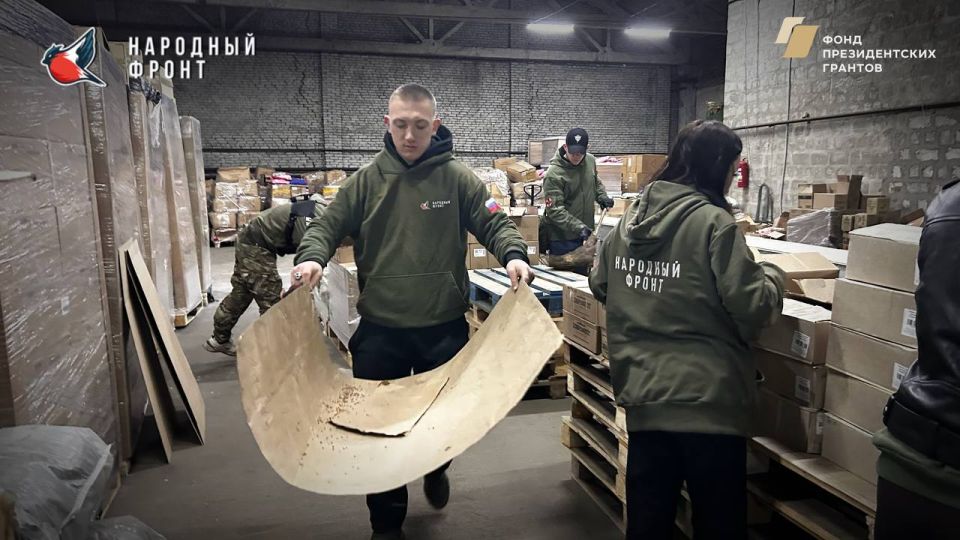 Молодёжка НФ на гуманитарном складе РИК НФ ЛНР Молодёжка НФ на гуманитарном складе РИК НФ ЛНР