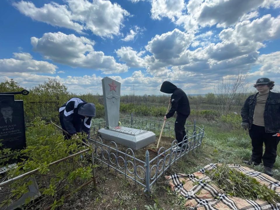 Школьники поселка Изварино привели в порядок могилу неизвестного воина Школьники поселка Изварино привели в порядок могилу неизвестного воина