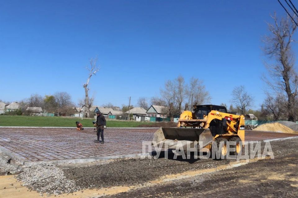 В Свердловске продолжается благоустройство футбольного поля в пер В Свердловске продолжается благоустройство футбольного поля в пер