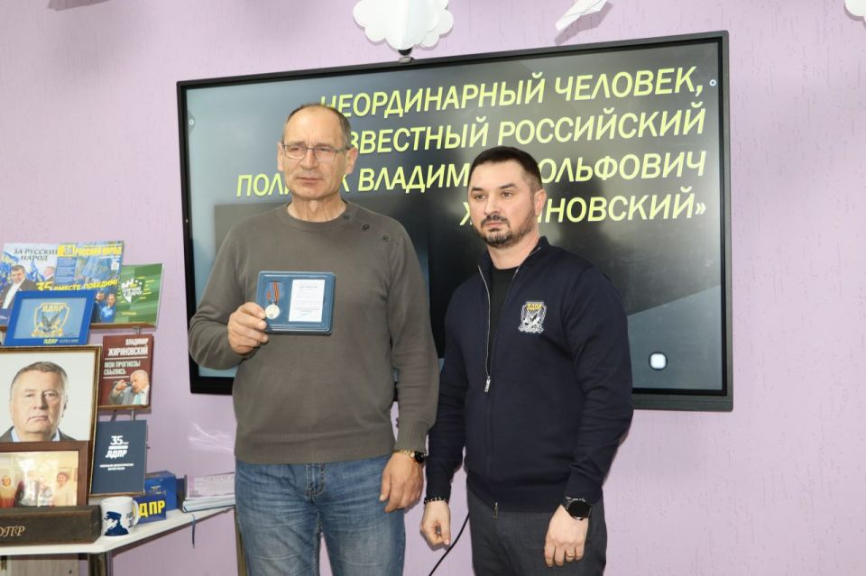 «Он был явлением эпохи»: в Стаханове почтили память Владимира Жириновского «Он был явлением эпохи»: в Стаханове почтили память Владимира Жириновского