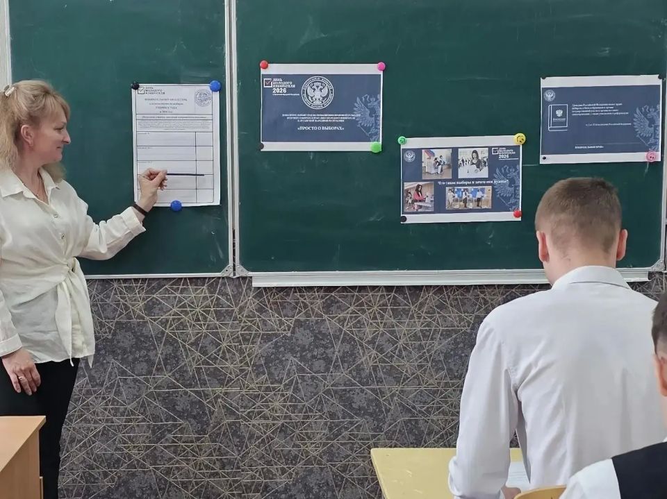 В Брянке прошёл «Избирательный диктант» для старшеклассников В Брянке прошёл «Избирательный диктант» для старшеклассников