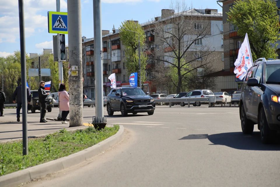 «Единая Россия» провела автопробег Победы в Луганске «Единая Россия» провела автопробег Победы в Луганске