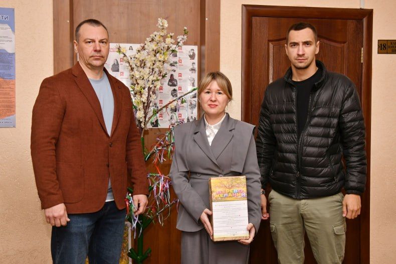 В Свердловской СШ №3 при участии представителей Красноярского края прошла акция «Дерево желаний» В Свердловской СШ №3 при участии представителей Красноярского края прошла акция «Дерево желаний»