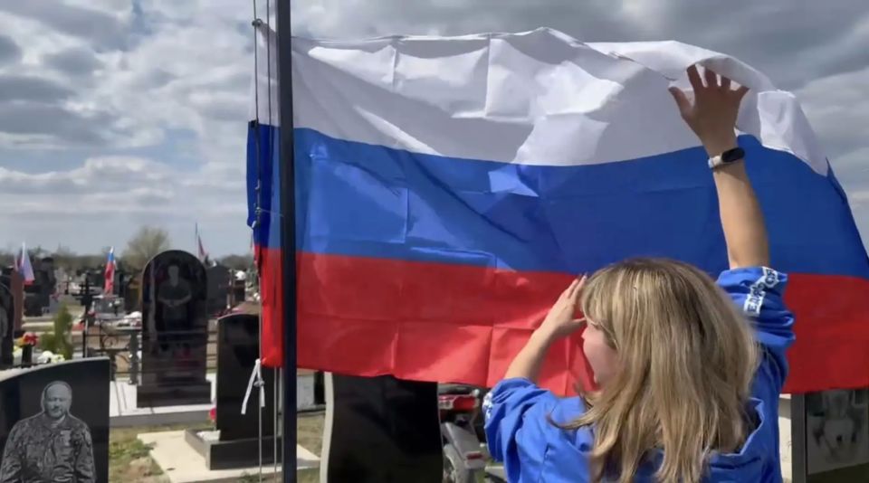 Алчевские единороссы благоустроили места воинских захоронений Алчевские единороссы благоустроили места воинских захоронений