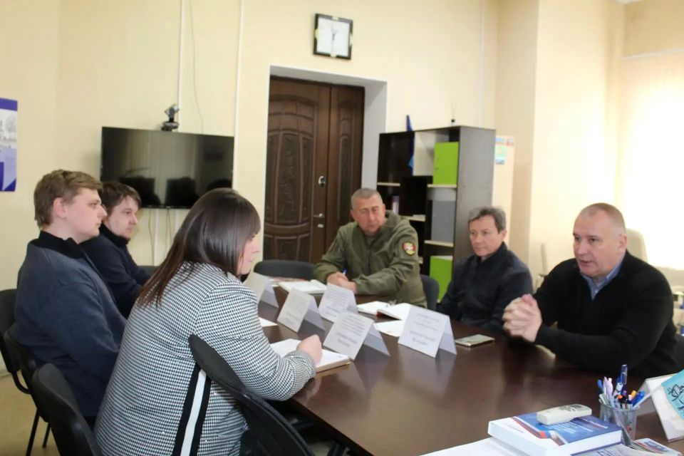 Экология на повестке дня: в Беловодске состоялось выездное совещание Евгения Крехтунова с представителями Администраций Беловодского и Меловского муниципальных округов Экология на повестке дня: в Беловодске состоялось выездное совещание Евгения Крехтунова с представителями Администраций Беловодского и Меловского муниципальных округов