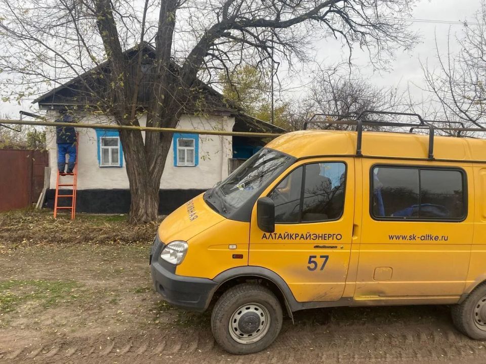 Более 130 аварий на электросетях Славяносербщины ликвидировали энергетики из Алтайского края с начала года Более 130 аварий на электросетях Славяносербщины ликвидировали энергетики из Алтайского края с начала года