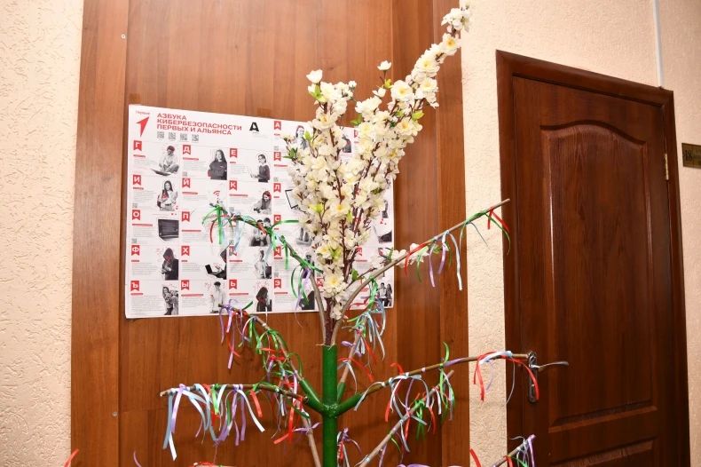 В Свердловской СШ №3 при участии представителей Красноярского края прошла акция «Дерево желаний» В Свердловской СШ №3 при участии представителей Красноярского края прошла акция «Дерево желаний»