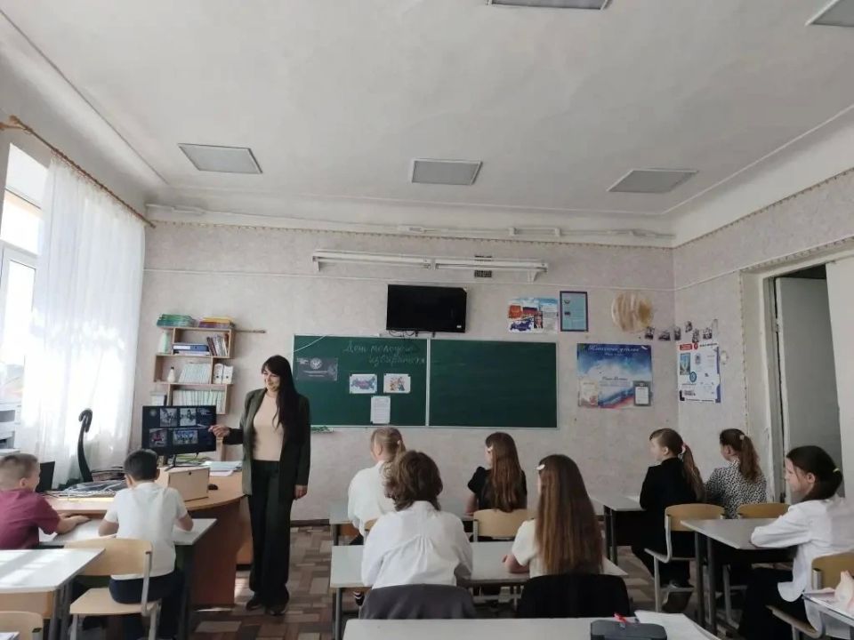 В луганской школе №4 прошла лекция «Просто о выборах» для будущих избирателей В луганской школе №4 прошла лекция «Просто о выборах» для будущих избирателей