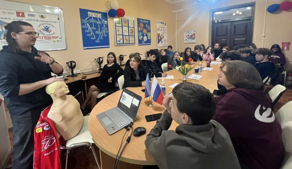 Сегодня в молодежном клубе «ПРОФ_ориентир» при территориальном отделении Государственного казенного учреждения «Республиканский центр занятости населения Луганской Народной Республики» в Беловодском районе состоялась встреча... Сегодня в молодежном клубе «ПРОФ_ориентир» при территориальном отделении Государственного казенного учреждения «Республиканский центр занятости населения Луганской Народной Республики» в Беловодском районе состоялась встреча...