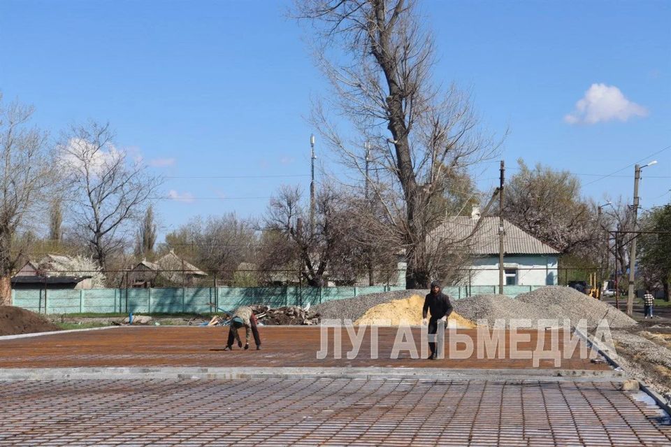 В Свердловске продолжается благоустройство футбольного поля в пер В Свердловске продолжается благоустройство футбольного поля в пер