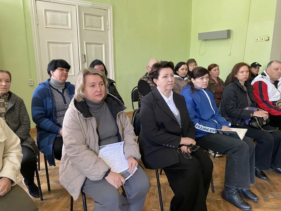 Жители поселка городского типа Крепенский внесли предложения в Народную программу «Единой России» Жители поселка городского типа Крепенский внесли предложения в Народную программу «Единой России»