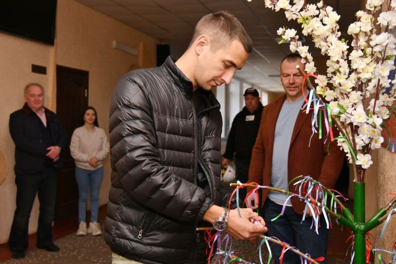 В Свердловской СШ №3 при участии представителей Красноярского края прошла акция «Дерево желаний» В Свердловской СШ №3 при участии представителей Красноярского края прошла акция «Дерево желаний»
