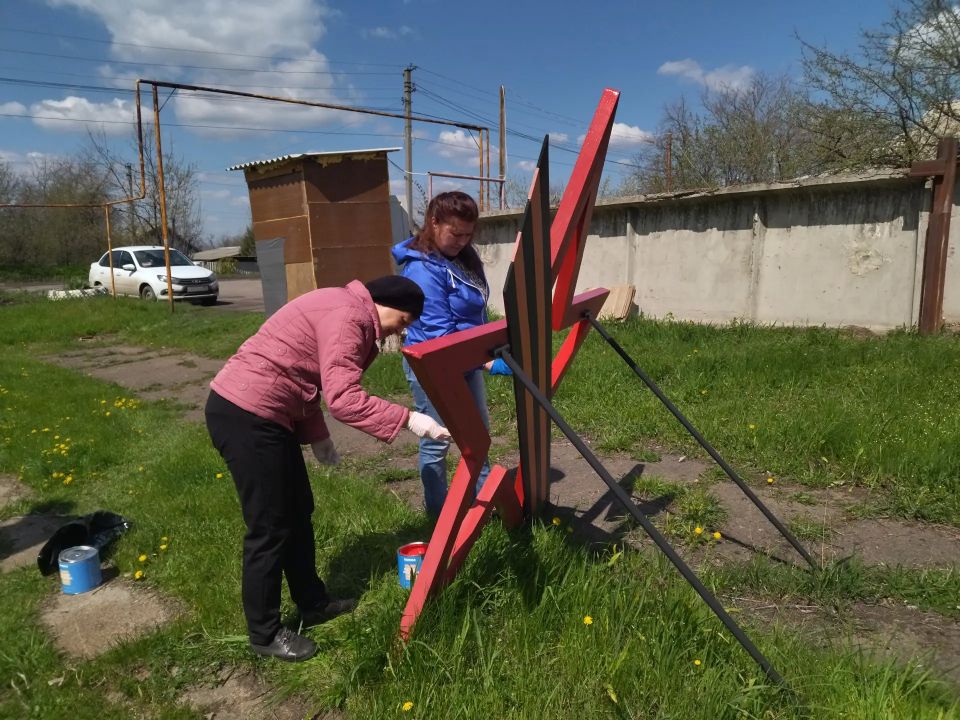 В Суходольске провели субботник у памятника советским воинам В Суходольске провели субботник у памятника советским воинам