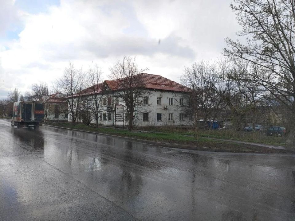 Калужане доделывают крышу жилого дома на улице Макаренко в Первомайске Калужане доделывают крышу жилого дома на улице Макаренко в Первомайске
