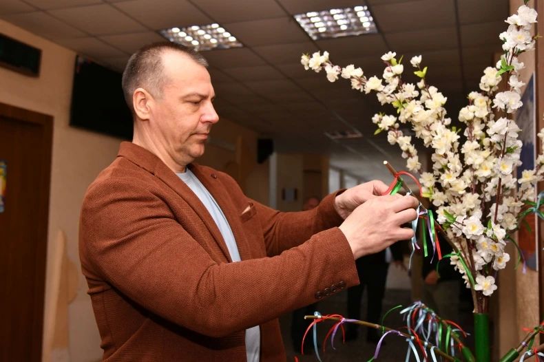 В Свердловской СШ №3 при участии представителей Красноярского края прошла акция «Дерево желаний» В Свердловской СШ №3 при участии представителей Красноярского края прошла акция «Дерево желаний»
