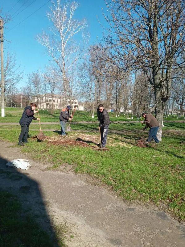 Коллектив Новоастраханского сельского дома культуры Кременского МО и местной библиотеки присоединился к Всероссийской неделе субботников под символичным названием "Мы за чистоту" Коллектив Новоастраханского сельского дома культуры Кременского МО и местной библиотеки присоединился к Всероссийской неделе субботников под символичным названием "Мы за чистоту"