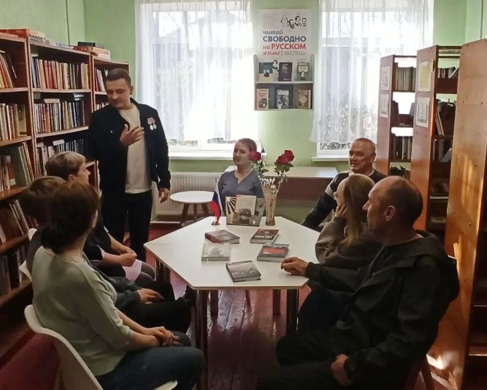 Во Фрунзенской библиотеке состоялась встреча с ветераном боевых действий «Герои среди нас» Во Фрунзенской библиотеке состоялась встреча с ветераном боевых действий «Герои среди нас»