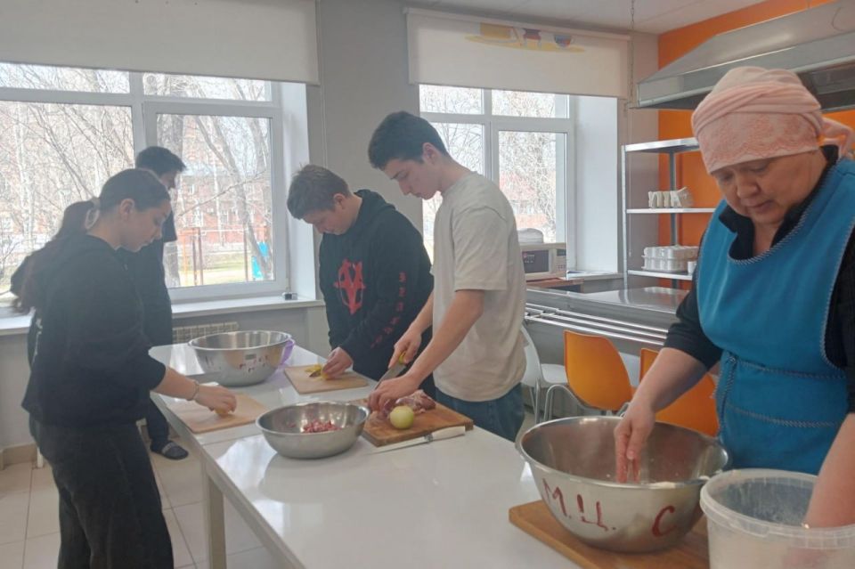 Одиннадцатиклассники из Лисичанска и Рубежного, которые сейчас проходят обучение в «Университетской» школе Елабужского института Казанского федерального университета, приняли участие в проекте "чпочмак" Одиннадцатиклассники из Лисичанска и Рубежного, которые сейчас проходят обучение в «Университетской» школе Елабужского института Казанского федерального университета, приняли участие в проекте "чпочмак"