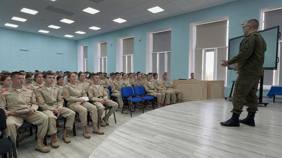 Сотрудники военных следственных органов СК России продолжают знакомить молодое поколение со своей работой Сотрудники военных следственных органов СК России продолжают знакомить молодое поколение со своей работой
