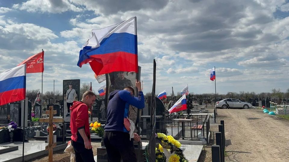 Алчевские единороссы благоустроили места воинских захоронений Алчевские единороссы благоустроили места воинских захоронений