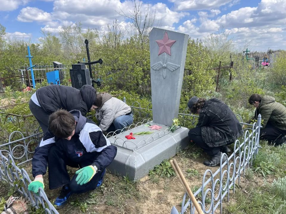 Школьники поселка Изварино привели в порядок могилу неизвестного воина Школьники поселка Изварино привели в порядок могилу неизвестного воина
