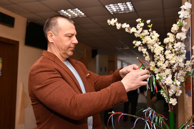 В Свердловской СШ №3 при участии представителей Красноярского края прошла акция «Дерево желаний» В Свердловской СШ №3 при участии представителей Красноярского края прошла акция «Дерево желаний»