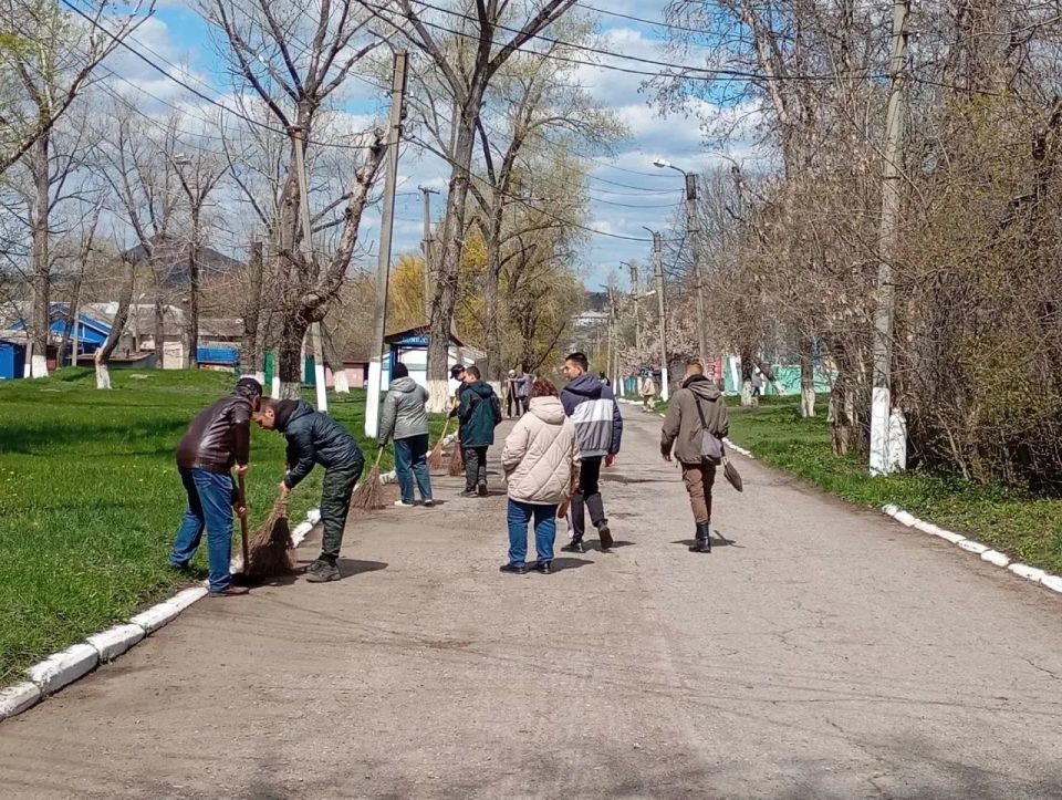 На территории отдела по ОЖД пгт Комиссаровка проведен очередной субботник «Чистый четверг» На территории отдела по ОЖД пгт Комиссаровка проведен очередной субботник «Чистый четверг»
