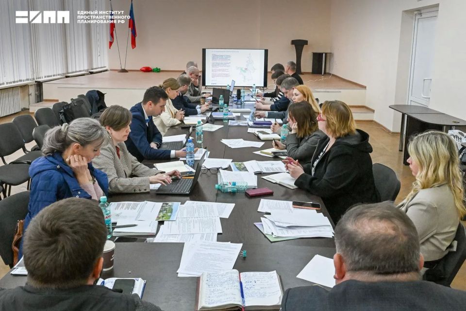 Чем будет жить Беловодск?. Эксперты Единого института во главе с начальником градостроительного управления Ириной Зайчиковой в рамках разработки генерального плана пгт Чем будет жить Беловодск?. Эксперты Единого института во главе с начальником градостроительного управления Ириной Зайчиковой в рамках разработки генерального плана пгт