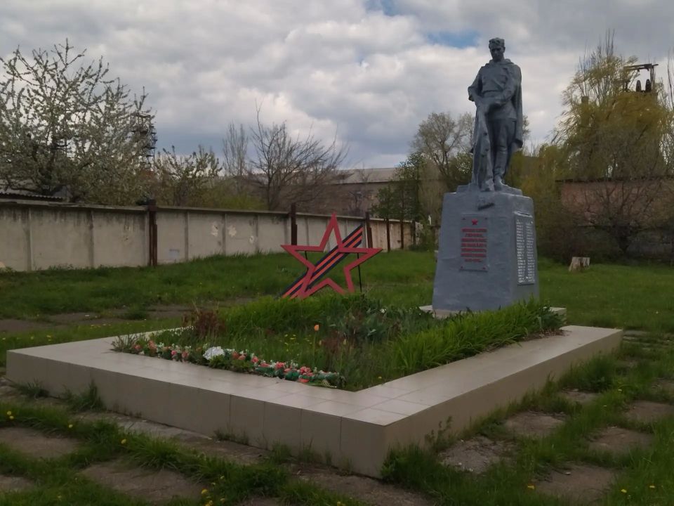 В Суходольске провели субботник у памятника советским воинам В Суходольске провели субботник у памятника советским воинам