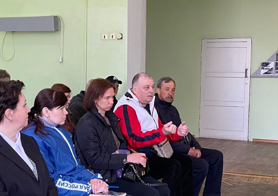 Жители поселка городского типа Крепенский внесли предложения в Народную программу «Единой России» Жители поселка городского типа Крепенский внесли предложения в Народную программу «Единой России»