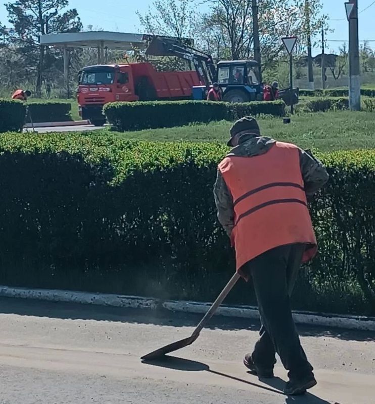 Коммунальными службами проведены работы на территории города Коммунальными службами проведены работы на территории города