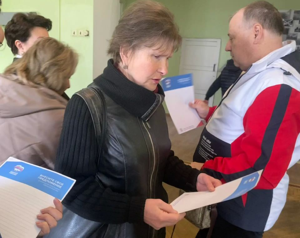 Жители поселка городского типа Крепенский внесли предложения в Народную программу «Единой России» Жители поселка городского типа Крепенский внесли предложения в Народную программу «Единой России»