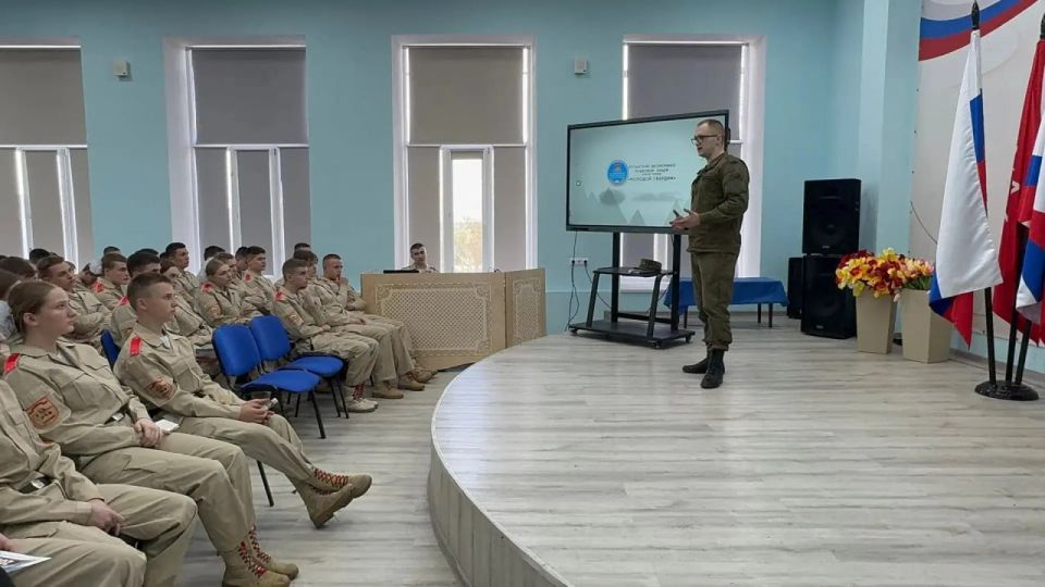 Шанс достичь большего своим трудом: юнармейцам Луганска рассказали о работе следователя Шанс достичь большего своим трудом: юнармейцам Луганска рассказали о работе следователя