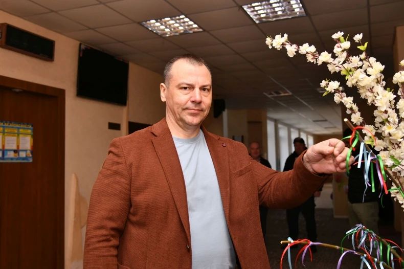 В Свердловской СШ №3 при участии представителей Красноярского края прошла акция «Дерево желаний» В Свердловской СШ №3 при участии представителей Красноярского края прошла акция «Дерево желаний»