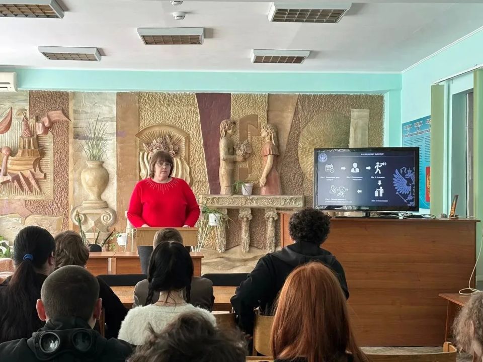 В учебных заведениях Луганска прошли лекции «Просто о выборах» ко Дню молодого избирателя В учебных заведениях Луганска прошли лекции «Просто о выборах» ко Дню молодого избирателя